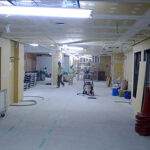 京都総合観光案内所の石膏ボードの工事中の内装