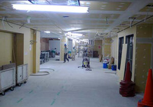 京都総合観光案内所の石膏ボードの工事中の内装