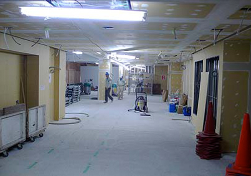 京都総合観光案内所の石膏ボードの工事中の内装