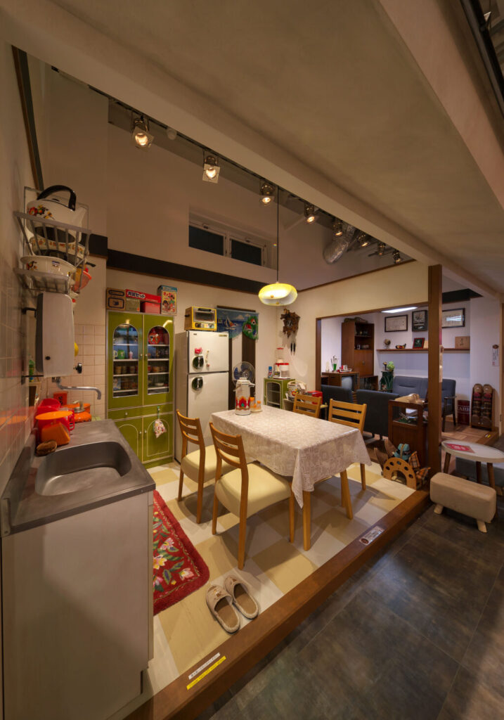 飲食店舗デザイン設計実績事例、エンターテインメントカフェtonarinotonari、カフェ客席の中にある70年代風実家コーナーのダイニングルーム