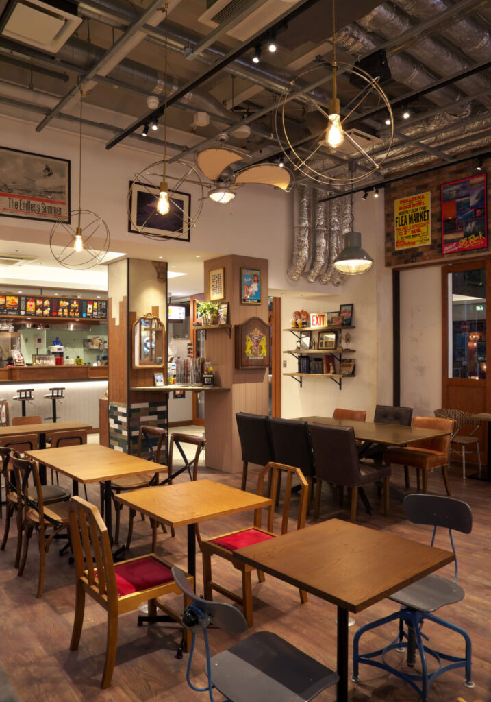 飲食店舗デザイン設計実績事例、エンターテインメントカフェtonarinotonari、スケルトン天井で開放的なカフェホール