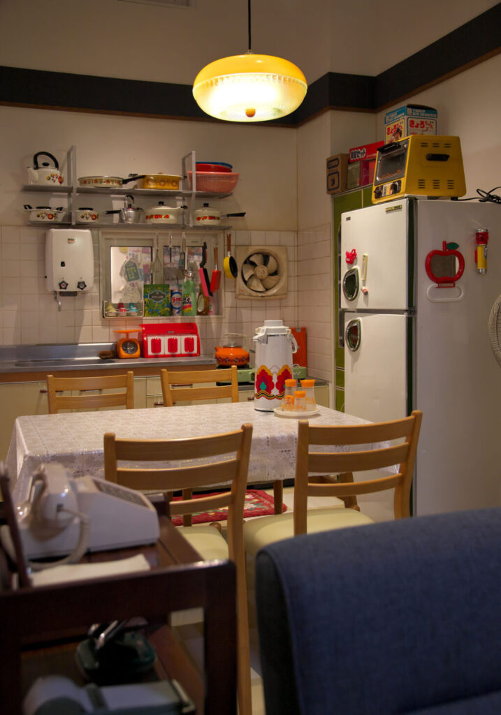 飲食店舗デザイン設計実績事例、エンターテインメントカフェtonarinotonari、カフェ客席の中にある本物の70年代の家電と小物で再現された実家コーナーのダイニングキッチン