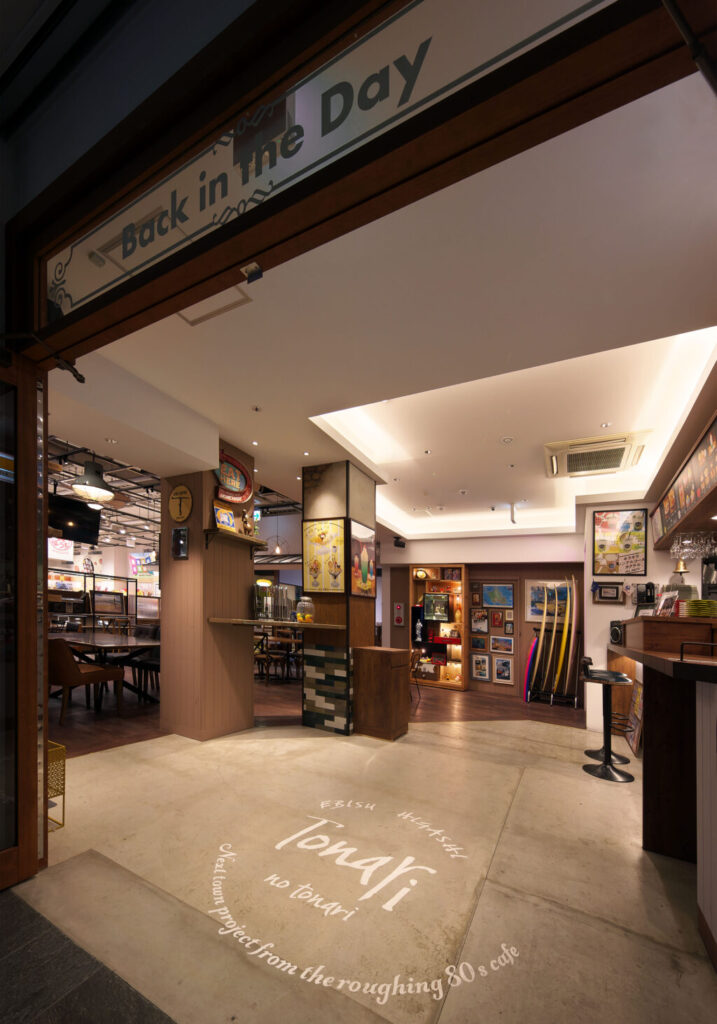 飲食店舗デザイン設計実績事例、エンターテインメントカフェtonarinotonari、カフェエントランスから広がる80年代サーフ&スノーカフェのイメージ