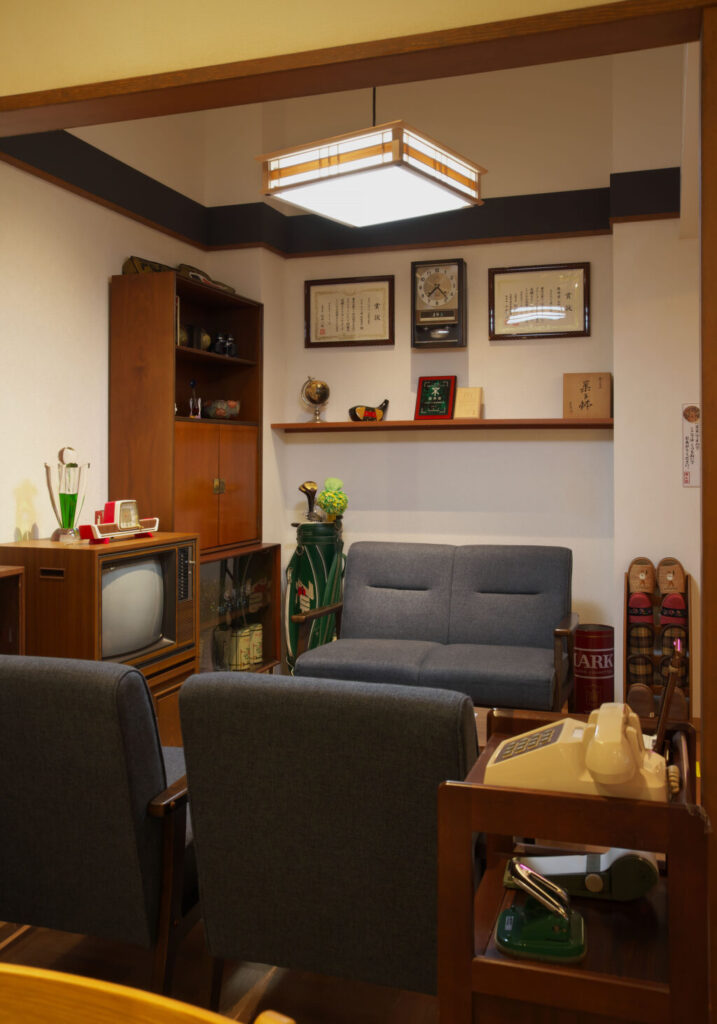 飲食店舗デザイン設計実績事例、エンターテインメントカフェtonarinotonari、70年代の小物が当時の生活をリアルに再現する実家コーナーのリビングルーム