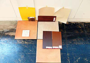 大阪のスペイン料理レストラン、ピエドラの店舗内装で使う素材をサンプルで確認