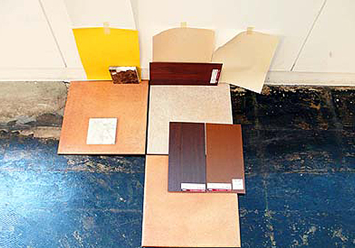 大阪のスペイン料理レストラン、ピエドラの店舗内装で使う素材をサンプルで確認