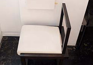 大阪のスペイン料理レストラン、ピエドラのベンチシートについて、事務所の壁に背もたれと同じサイズの箱を作って貼り、使用感を実験