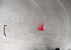 大阪のスペイン料理レストラン、ピエドラの現場の床に打たれた墨