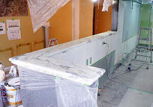 大阪のスペイン料理レストラン、ピエドラの白い大理石のサービスカウンター