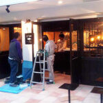 大阪のスペイン料理レストラン、ピエドラ、ファサードの設置されたスチールのサイン