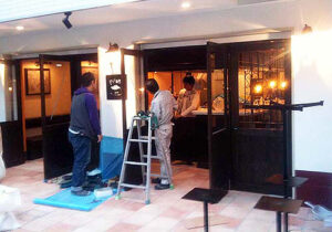 大阪のスペイン料理レストラン、ピエドラ、ファサードの設置されたスチールのサイン