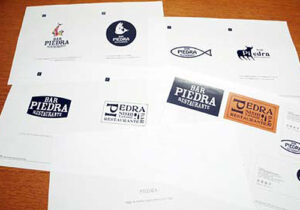 アットデザインから提案された大阪のスペイン料理レストラン、ピエドラのロゴデザイン案