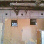 大阪のスペイン料理レストラン、ピエドラの出店予定区画の壁に、前のテナント工事で開いた穴