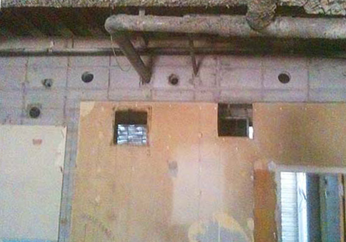 大阪のスペイン料理レストラン、ピエドラの出店予定区画の壁に、前のテナント工事で開いた穴