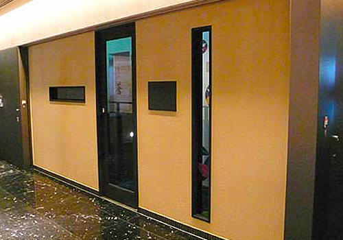 大阪市のポルトガル料理レストラン、ヴィノテカ・ポルトガリア、改装前の和風飲食店のクローズなイメージのファサード