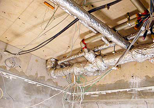 空間デザイン実績事例、大阪市のマンション、パレロワイヤル順慶町のリノベーション、２階の男子トイレの天井の中に隠れていた設備配管