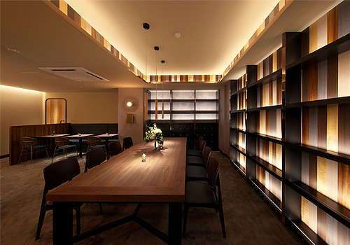 空間デザイン実績事例、西宮市の教育施設、ラ・プラージュ・プレステージ、ラウンジコーナーの本棚とビッグテーブルとベンチシート席