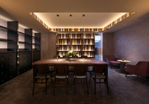空間デザイン実績事例、西宮市の教育施設、ラ・プラージュ・プレステージ、ビッグテーブルと間接照明のある本棚