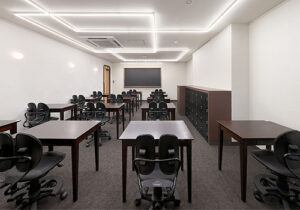 空間デザイン実績事例、西宮市の教育施設、ラ・プラージュ・プレステージ、ウォールナットの木枠で飾られた大きな黒板のある自学自習室。