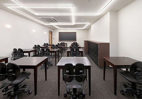 空間デザイン実績事例、西宮市の教育施設、ラ・プラージュ・プレステージ、ウォールナットの木枠で飾られた大きな黒板のある自学自習室。