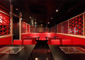 店舗実績事例、大阪のお好み焼き屋、南地千房心斎橋店、炎を紋様化した赤い格子に囲まれた基調の店内