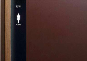 空間デザインリノベーション実績事例、こげ茶に黒のサインパネルの付いたパレロワイアル順慶町オフィス棟共用部トイレの扉