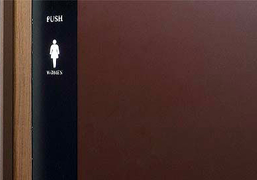 空間デザインリノベーション実績事例、こげ茶に黒のサインパネルの付いたパレロワイアル順慶町オフィス棟共用部トイレの扉