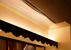 大阪市のポルトガル料理レストラン、ヴィノテカ・ポルトガリア、間接照明のカバーの工事中の店内