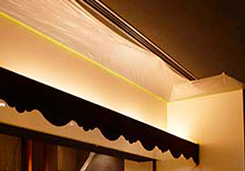 大阪市のポルトガル料理レストラン、ヴィノテカ・ポルトガリア、間接照明のカバーの工事中の店内