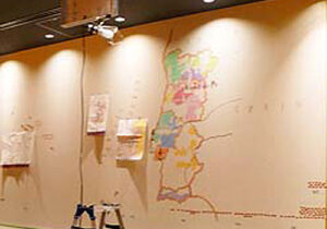 大阪市のポルトガル料理ワインレストラン、ヴィノテカ・ポルトガリア、イラストレーターによって壁に手描きされたポルトガルの絵地図