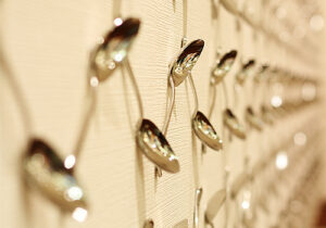 店舗デザイン設計実績事例、大阪市のスパイスカレー店、カレー屋いつつみ阿倍野、壁に貼られたスプーンのディテール