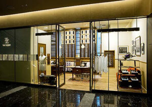 店舗デザイン設計実績事例、大阪市のアパレル物販店、シャツ専門店レスレストンの完成した落ち着いた雰囲気のファサード