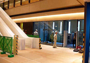 店舗デザイン設計レポート写真、大阪市のアパレル物販店、シャツ専門店レスレストンの工事前のファサード