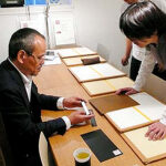 大阪市のシャツ専門店のレスレストンの店内で使用する素材のサンプルの確認