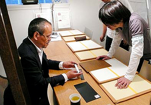 大阪市のシャツ専門店のレスレストンの店内で使用する素材のサンプルの確認