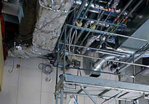 空調機器設置工事中のレスレストンの工事現場