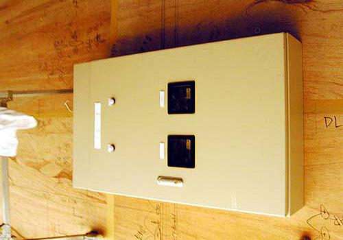 取り外され床に置かれたレスレストンの分電盤