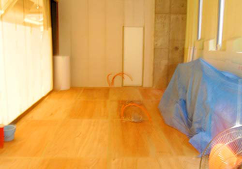 フローリング貼り工事が終わり、合板で養生されたレスレストンの床