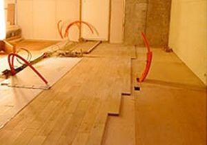 ウッドフローリング貼りの工事が続く大阪のアパレル物販店レスレストンの工事現場