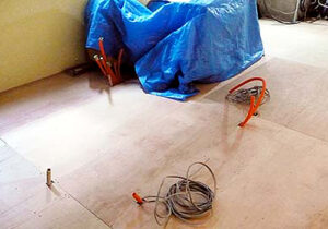 店舗デザイン設計レポート写真、大阪市のアパレル物販店、シャツ専門店レスレストン、床上げ工事が完了した現場