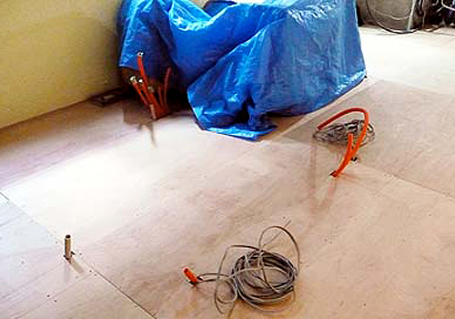 店舗デザイン設計レポート写真、大阪市のアパレル物販店、シャツ専門店レスレストン、床上げ工事が完了した現場