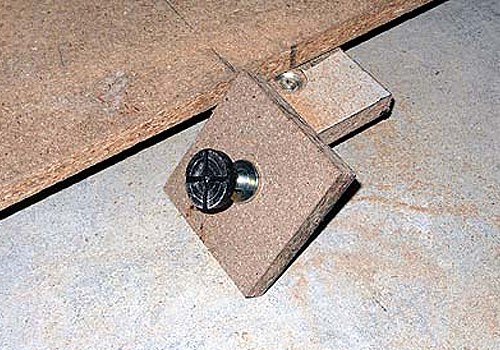 店舗デザイン設計レポート写真、大阪市のアパレル物販店、シャツ専門店レスレストン、床を上げるための下地建材ー束