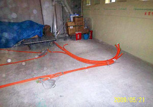 店舗デザイン設計レポート写真、大阪市のアパレル物販店、シャツ専門店レスレストン、電話や電源、LAN線を通すための配管